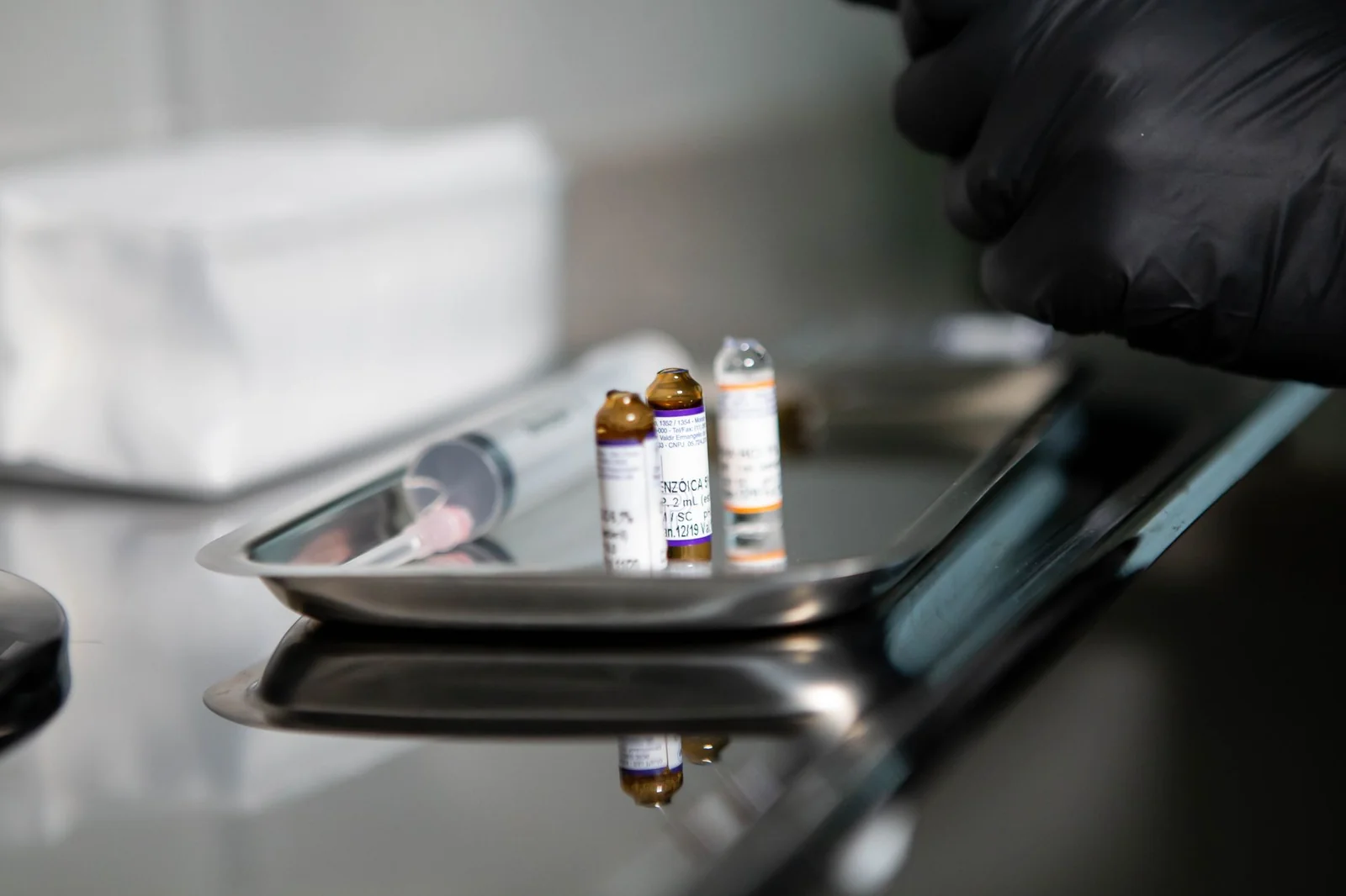 Ampoules de propolis buvables disposées sur une surface en bois clair